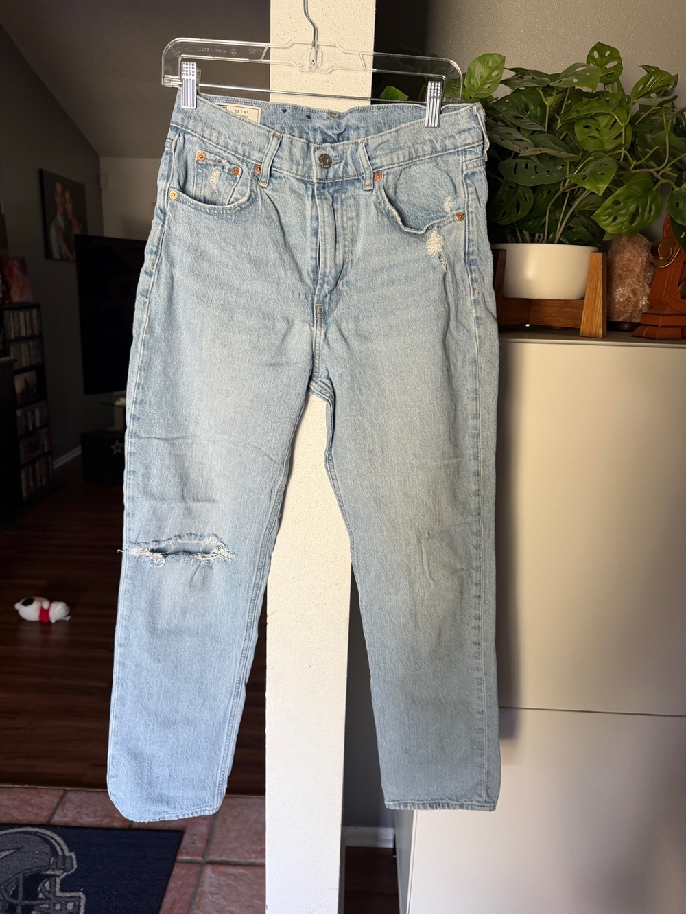 GAP Light Blue Relaxed Men’s Jeans with Distressed Knee